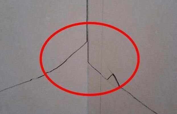 墙砖打孔会裂吗(墙砖打孔会裂吗图片)